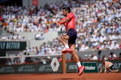 Djokovic se dispone a golpear la pelota durante la semifinal antes Alcaraz.