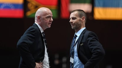 El presidente de la FIFA, Gianni Infantino (izquierda), y Alexander Ceferin, de la UEFA