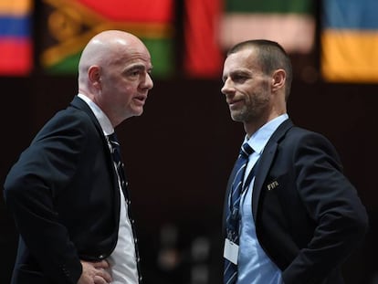 El presidente de la FIFA, Gianni Infantino (izquierda), y Alexander Ceferin, de la UEFA, charlan durante el congreso de 2017 del organismo que rige el fútbol Mundial. 