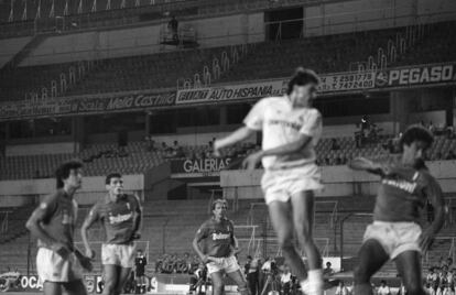 Gordillo cabecea durante un Madrid-Nápoles a puerta cerrada en el Bernabéu, en 1987.