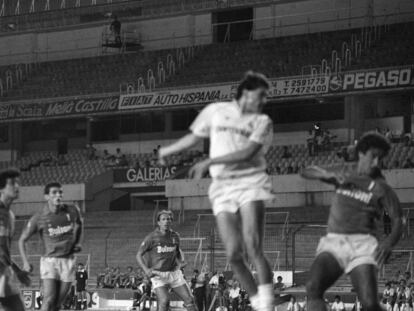 Gordillo cabecea durante un Madrid-Nápoles a puerta cerrada en el Bernabéu, en 1987.
