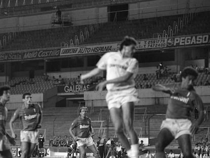 Gordillo cabecea durante un Madrid-Nápoles a puerta cerrada en el Bernabéu, en 1987.