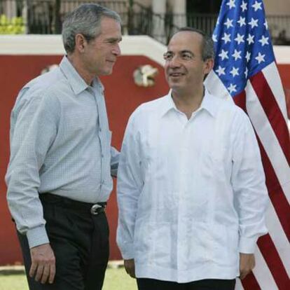 George W. Bush y Felipe Calderón, tras la llegada del primero a Mérida, México.