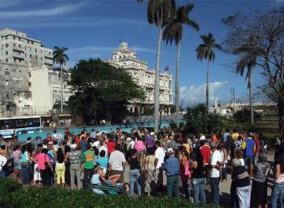 Cientos de cubanos hacen cola frente al Consulado de España en La Habana el pasado 29 de diciembre.