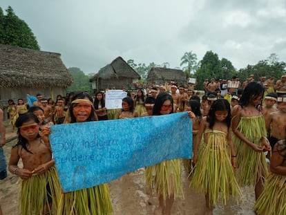 Un grupo de niños y niñas indígenas matsés se manifiestan en favor a la protección de los grupos en aislamiento voluntario qen Puerto Alegre, Perú.