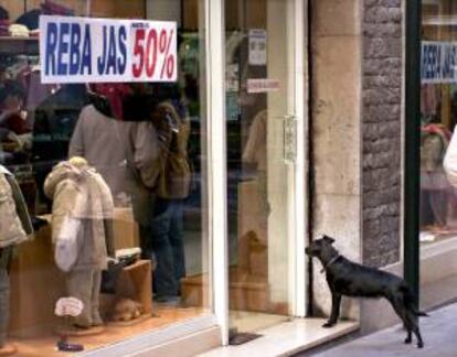 Imagen del escaparate de un pequeño comercio. EFE/Archivo