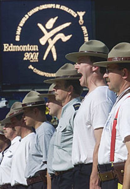 La policía montada de Canadá prepara el acto de inauguración de los Campeonatos del Mundo de atletismo.