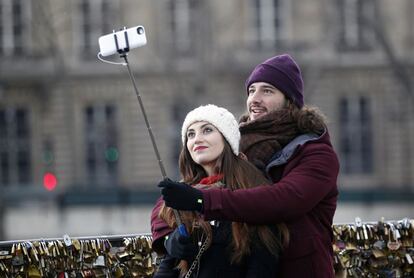 Casal faz &#039;selfie&#039; na Pont Neuf, em Paris (Fran&ccedil;a), no Valentine&#039;s Day. 