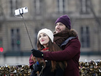 Casal faz &#039;selfie&#039; na Pont Neuf, em Paris (Fran&ccedil;a), no Valentine&#039;s Day. 