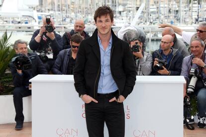 El actor Gaspard Ulliel posa para los fotógrafos en el fotocall de la película 'La Danseuse' ('El bailarín') en el 69 Festival Internacional de Cine de Cannes.