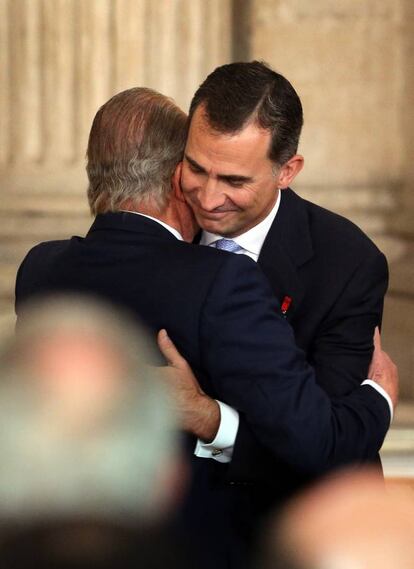 Don Juan Carlos abraza a su hijo Felipe el 18 de junio de 2014 durante el acto en el que se sancionó la ley de abdicación, celebrado en el palacio Real de Madrid, dando por finalizados sus 39 años de reinado. Don Felipe se convierte en el primer monarca en asumir la Corona en el marco democrático.