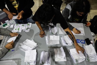 Funcionarios electorales durante el recuento de votos en Valparaíso, Chile, el 16 de noviembre de 2025.