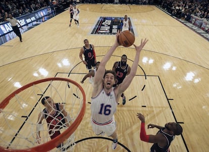 Pau Gasol anotó 10 puntos y capturó 12 rebotes, mientras que Marc Gasol metió 6 puntos y cogió 12 rebotes. En la imagen, Pau, durante el partido.