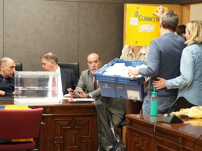 Varias personas durante el recuento del voto CERA en el Palacio de Justicia de Bilbao, el 26 de abril de 2024, en Bilbao.