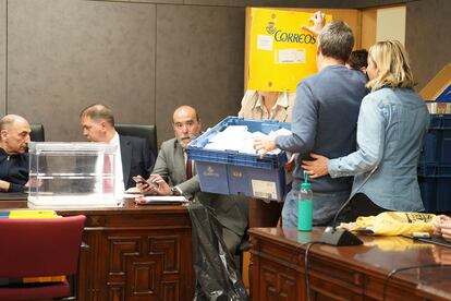 Varias personas durante el recuento del voto CERA en el Palacio de Justicia de Bilbao, el 26 de abril de 2024, en Bilbao.