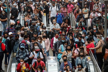 Dezenas de pessoas se aglomeram na Estação da Luz nesta sexta-feira, 26 de fevereiro, em São Paulo.