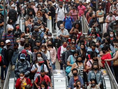 Dezenas de pessoas se aglomeram na Estação da Luz nesta sexta-feira, 26 de fevereiro, em São Paulo.