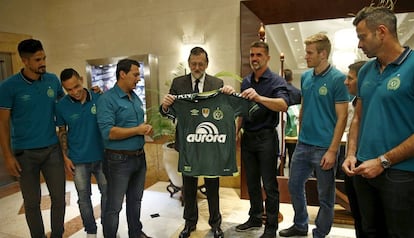 Mariano Rajoy, primeiro-ministro da Espanha, recebe camisa da Chapecoense.