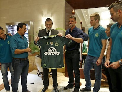 Mariano Rajoy, primeiro-ministro da Espanha, recebe camisa da Chapecoense.