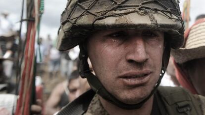 El sargento García, llorando después de que los nativos lo echaran de su puesto.