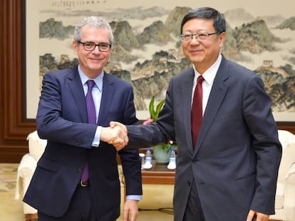 El presidente de Inditex, Pablo Isla, junto al alcalde de Pekín, Jining Chen.