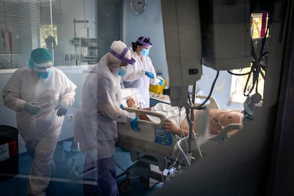 Health workers in an intensive care unit in Clínico hospital in Valencia.