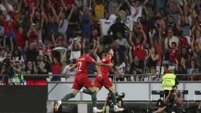 André Silva comemora o gol da vitória com João Cancelo em Lisboa.