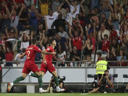 André Silva comemora o gol da vitória com João Cancelo em Lisboa.