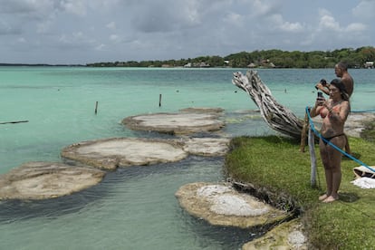 Turistas toman fotografías de los estromatolitos de la laguna, este mes.