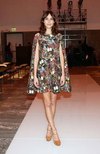 Pocas veces falla la británica cuando confía en Valentino. Este vestido con capa y estampado de mariposas es una de las piezas de la colección Pre-Fall 2014 de la firma italiana.