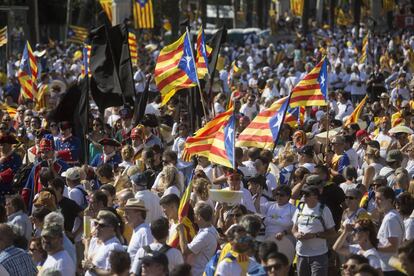 Personas con esteladas se manifiestan a favor de la independencia de Cataluña. 