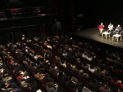 Misha Glenny, Kostas Vaxevanis, Jos&eacute; Mart&iacute; G&oacute;mez, Ernesto Ek&aacute;izer y Carles Qu&iacute;lez, en la mesa redonda sobre la corrupci&oacute;n en BCNegra, con el aforo del teatro lleno.