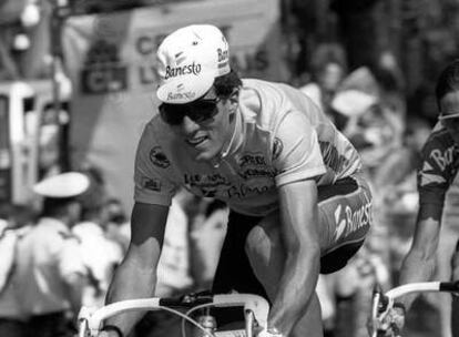 Miguel Indurain llega en 1991 a los Campos Elíseos de París como campeón de su primer Tour.