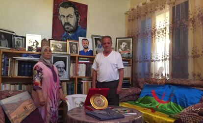 Los padres de Naser Zafzafi muestran en abril de 2019 la habitación de su hijo en Alhucemas, con retratos de Naser, del líder independentista rifeño Abdelkrim el Jatabi, y una bandera amazigh.