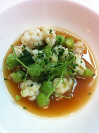 'Palomitas' de mar con garbanzos verdes.