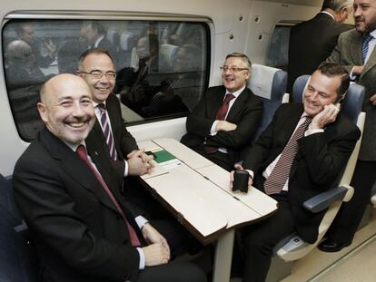 De izquierda a derecha, Losada, Bugallo, Blanco, Hernández y Ricardo Varela (de pie), ayer en el nuevo tren Santiago-A Coruña.