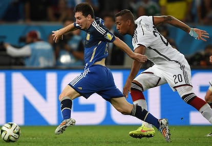 Messi y el defensa alemán Jerome Boateng compiten por el balón.