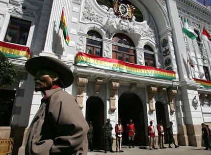 Un hombre pasa por delante del Palacio de la Prefectura, en Sucre.