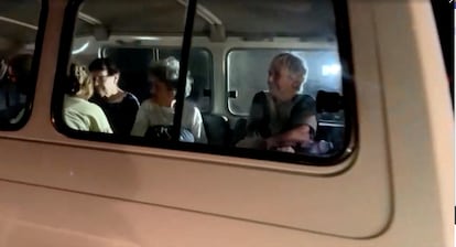 Un vehículo que transporta rehenes secuestrados por militantes de Hamás llega a la frontera de Rafah, en medio de un acuerdo de intercambio de rehenes y prisioneros entre Hamás e Israel.