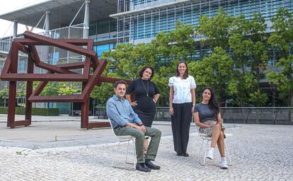 Pablo Espinar, María Ger Vázquez, Natalia Medinilla y María Eugenia Alonso (de izquierda a derecha), trabajadores de Abengoa en el campus de Palmas Altas en Sevilla.