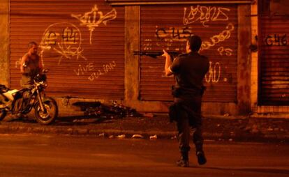 Confronto durante protesto contra a desocupação da Favela do Metrô-Mangueira, na zona norte do Rio.