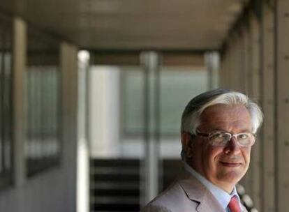 Joan Clos, en una de las entradas de la sede del Ministerio de Industria.