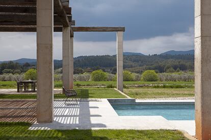 Cada uno de los dos módulos de Casa Spronken dispone de piscina propia. Las vistas de las viviendas se abren al parque natural del Peñagolosa, hacia donde está orientada la vivienda, lo que favorece la ausencia de contaminación lumínica.