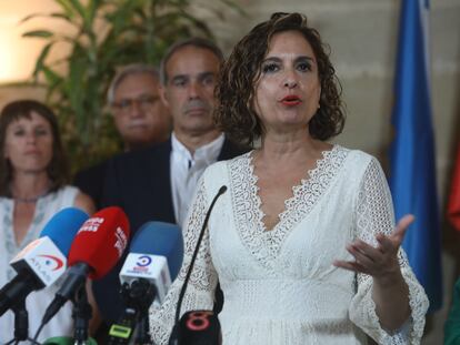 La ministra de Hacienda y Función Pública, María Jesús Montero, atiende a los medios de comunicación durante su visita al Ayuntamiento de Jerez de la Frontera (Cádiz), este jueves.