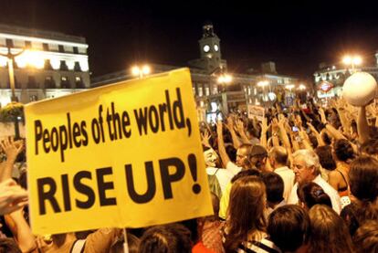 Miles de indignados, anoche en la Puerta del Sol de Madrid.