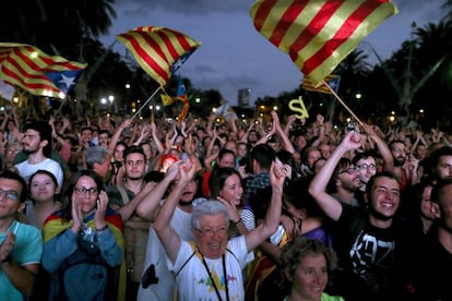 Reacción de los participantes de la concentración en las inmediaciones del Parlamento tras la comparecencia de Puigdemont.