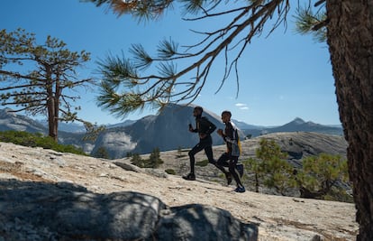 Patrick Kipngeno, en cabeza, y Philemon Kiriago, durante un entrenamiento en el Parque Nacional de Yosemite (California)
