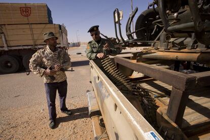 Milicianos Libios revisando el armamento sobre una pick up en el puesto fronterizo de Abu Grein, Libia.