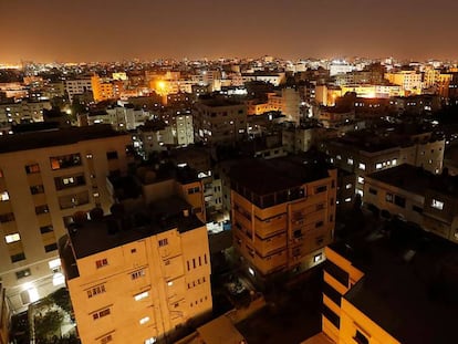 Calles del centro de Gaza tras la recuperación del alumbrado nocturno.