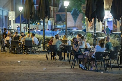 Terraza llena la noche del jueves al viernes en la plaza de la Cebada, en el barrio de La Latina.